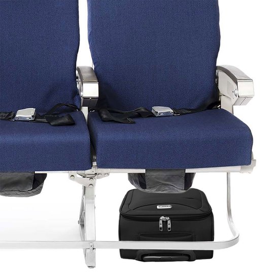 Zwarte koffer onder vliegtuigstoelen, naast blauwe stoelen met veiligheidsgordels.