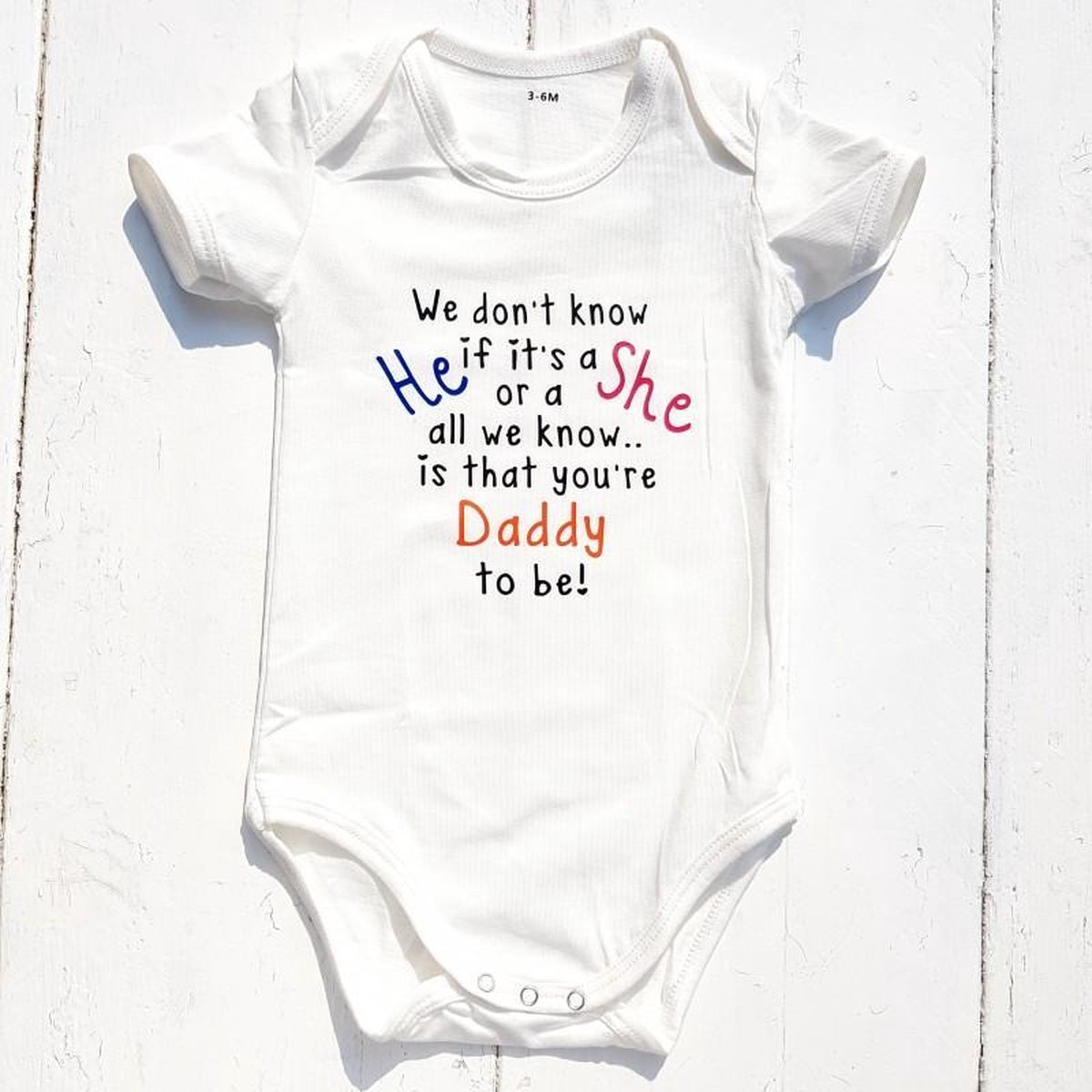 Afbeelding van product 4thePerfectParty  Zwangerschap Aankondiging romper wit We don't know if it's a He or a She. All we know is that you're Daddy to be!