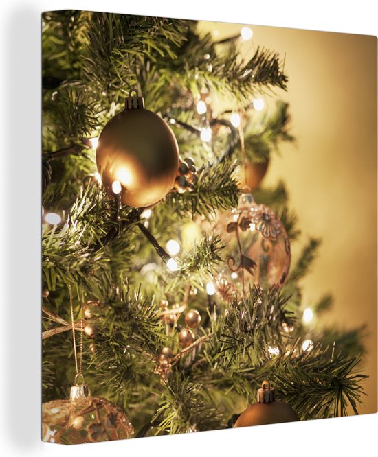 Canvas Schilderij Een kerstboom met kleurrijke kerstballen - 90x90 cm - Wanddecoratie