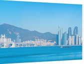 Gebergte achter de panoramische skyline van Busan - Foto op Dibond - 60 x 40 cm