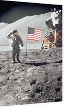 Astronaut gives salute beside U.S. flag (maanlanding) - Foto op Dibond - 40 x 60 cm