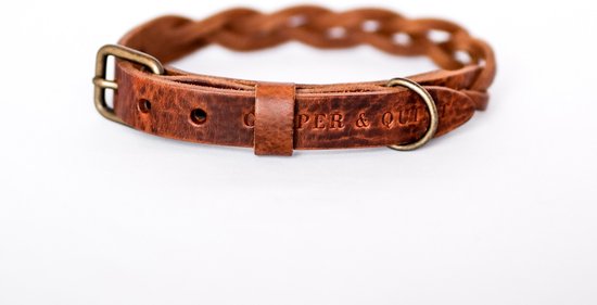 Bruine leren halsband met een gevlochten patroon en messing gesp.