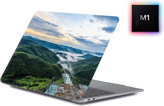 MacBook avec un paysage de collines verdoyantes et de brume, avec un escalier en verre. Logo de la puce M1.
