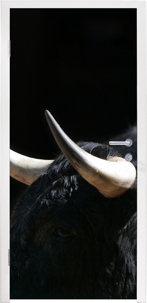 Afbeelding van product StickerSnake  Deursticker Een foto van een zwarte stier zwarte achtergrond - 90x205 cm - Deurposter