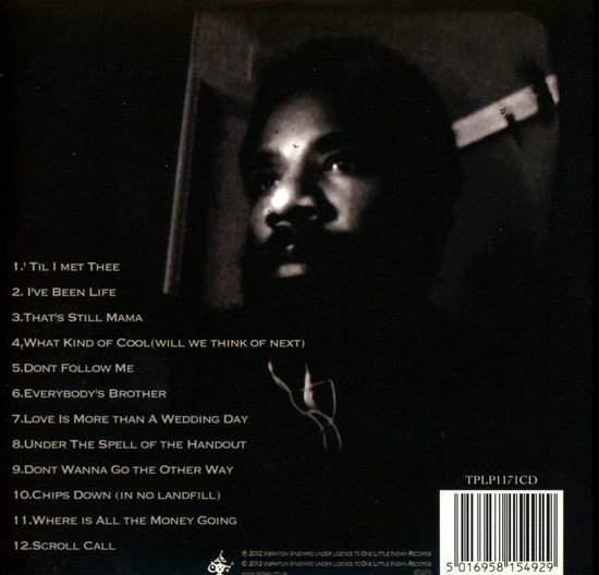 Achterkant CD-hoes met tracklist en schaduwrijk portret van Cody Chesnutt. Zwart-wit.