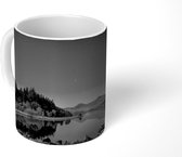 Mok - blauwe lucht boven het meer en de bergen in Snowdonia - zwart wit - 350 ML - Beker