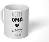 Mok - Koffiemok - Spreuken - Quotes Hotel Oma Always Open - Grootouders - Spreuken - Mokken - 350 ML - Beker - Koffiemokken - Theemok - Mok met tekst