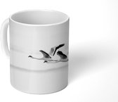 Mok - Flamingo's vliegen met een roze achtergrond - zwart wit - 350 ML - Beker