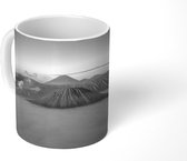 Mok - Bromo vulkaan tussen de rookwolken - zwart wit - 350 ML - Beker - Sinterklaas Cadeau - Kerst Cadeautjes - Schoencadeautjes - Uitdeelcadeautjes
