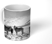 Mok - Besneeuwde bergen met IJslander paarden - zwart wit - 350 ML - Beker