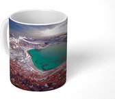 Mok - Vogelperspectief Noorse kliffen aan het water - 350 ML - Beker