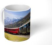 Mok - Koffiemok - Een rode trein in de bergen - Mokken - 350 ML - Beker - Koffiemokken - Theemok