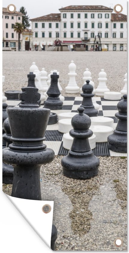Tuinposter Het schaken in het groot op een plein - 30x60 cm - Tuindoek - Buitenposter