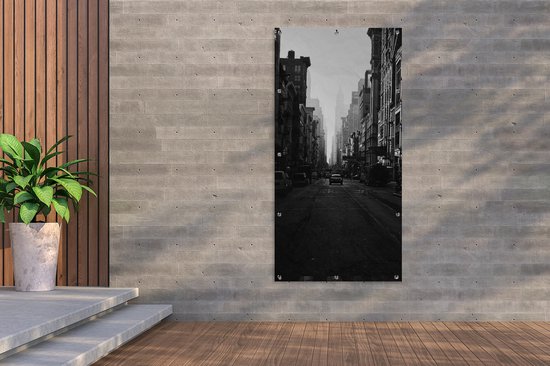 Affiche de clôture Une voiture roule dans une rue calme de New York en noir et blanc - 100x200 cm - Toile jardin