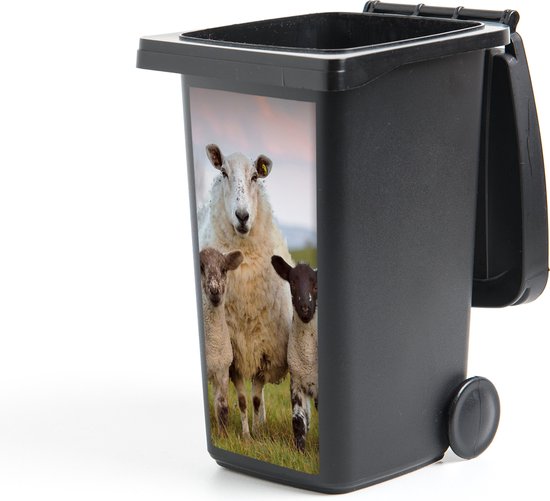 Zwarte mini-kliko met sticker van schapen en lammetjes.