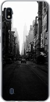 Geschikt voor Samsung Galaxy A10 hoesje - Auto rijdt door een rustige straat in New York in zwart-wit - Siliconen Telefoonhoesje