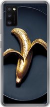 Geschikt voor Samsung Galaxy A41 hoesje - Gouden banaan op een donkere achtergrond - Siliconen Telefoonhoesje