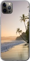 Geschikt voor iPhone 13 Pro Max hoesje - Strand - Zee - Palmboom - Siliconen Telefoonhoesje