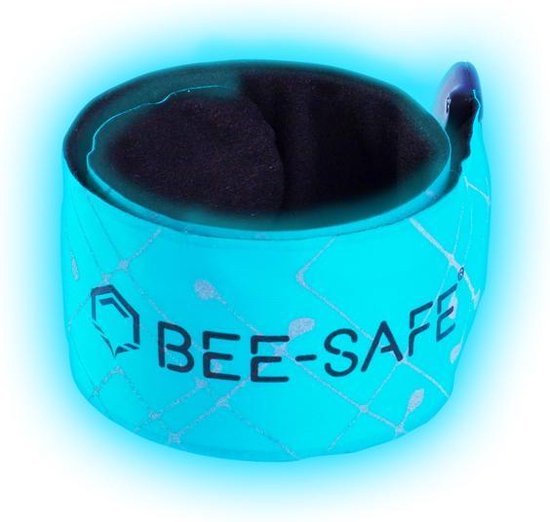 BEE-SAFE reflecterende armband in turquoise met een blauwe LED-gloed en netpatroon.
