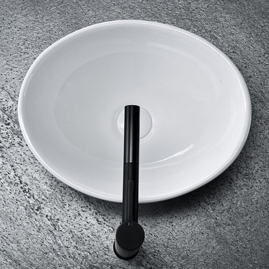 Vue de dessus d'un lavabo blanc ovale à poser avec robinet noir.