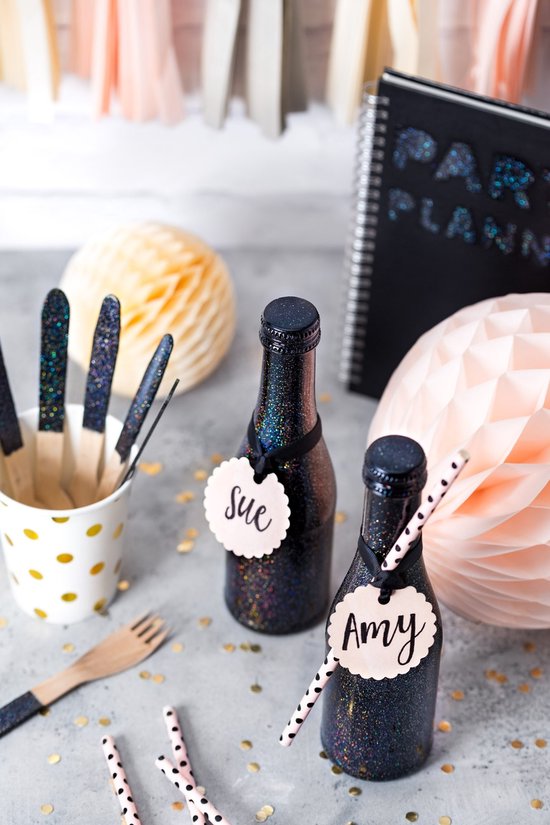 Bouteilles scintillantes avec les noms 'Sue' et 'Amy', des couverts et un aérosol Montana HOLOGRAM Glitter Effect.