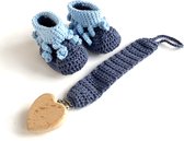 Sis en Sis - Gehaakte baby slofjes en speenkoord, Handmade by Cora