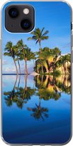Geschikt voor iPhone 13 mini hoesje - Bij Wailea Beach op Hawaii worden palmbomen gereflecteerd op het water - Siliconen Telefoonhoesje