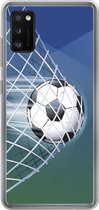 Geschikt voor Samsung Galaxy A41 hoesje - Een illustratie van een voetbal in het net -Jongens - Meisjes - Kinderen - Siliconen Telefoonhoesje