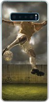 Geschikt voor Samsung Galaxy S10 Lite hoesje - Een illustratie van een voetballer die tegen de bal schopt - Jongens - Jongetje - Kids - Siliconen Telefoonhoesje