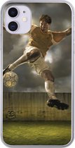 Geschikt voor iPhone 11 hoesje - Een illustratie van een voetballer die tegen de bal schopt - Jongens - Jongetje - Kids - Siliconen Telefoonhoesje