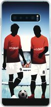 Geschikt voor Samsung Galaxy S10 Lite hoesje - Een illustratie van twee voetballers in een stadion - Jongens - Meiden - Kids - Siliconen Telefoonhoesje