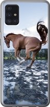 Geschikt voor Samsung Galaxy A52 5G hoesje - Bokkend paard in de waterplassen - Siliconen Telefoonhoesje