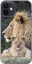 Geschikt voor iPhone 12 hoesje - Volwassen leeuw met jong - Siliconen Telefoonhoesje
