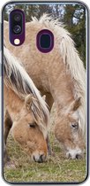Geschikt voor Samsung Galaxy A40 hoesje - Twee grazende fjord paarden in een grasveld - Siliconen Telefoonhoesje