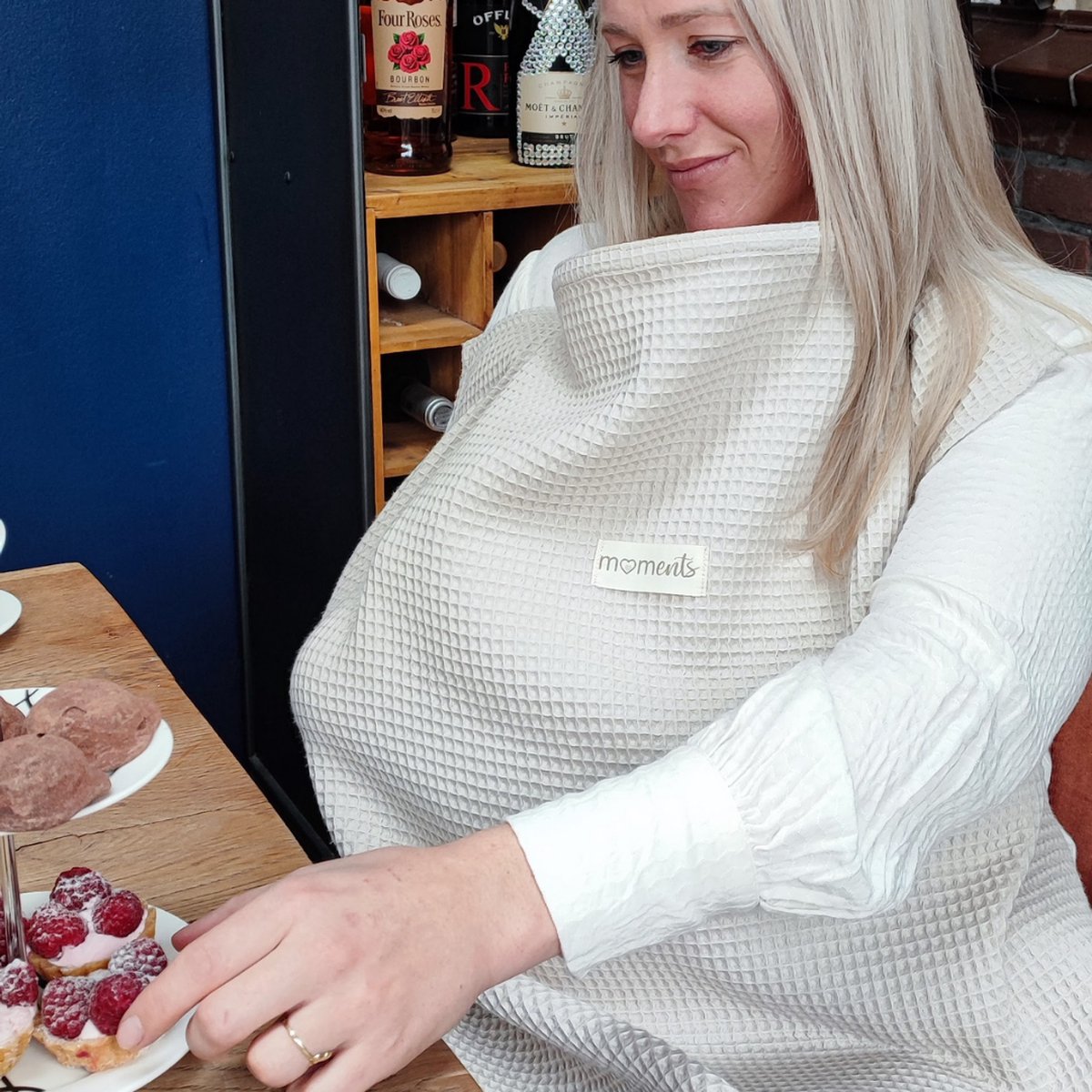 Moments Borstvoedingsdoek NR #1 Premium- Zand- Neutraal- Hydrofiele doek - Biologisch katoen- OEKO-TEX- Ademend- Luxe voedingsdoek- Borstvoedingsschort- Stijlvolle doek- Wafel- Luchtig- NR 1