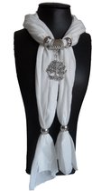 Siersjaal dames bestaande uit een witte sjaal 180 cm versierd met ringen en hanger sieraad levensboom.