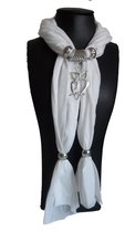 Siersjaal dames bestaande uit een witte sjaal 180 cm versierd met ringen en hanger sieraad uil.