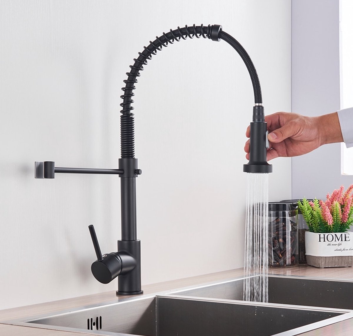 Sanisupreme® keukenkraan Florence gebogen met veer mat zwart