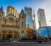 De St Andrew's Presbyterian kerk en CN Tower in Toronto - Fotobehang (in banen) - 450 x 260 cm