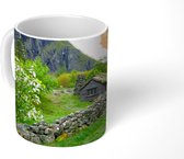 Mok - Huis in gras tussen bergen - 350 ML - Beker