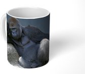 Mok - Een Gorilla die aan het relaxen is op een steen - 350 ML - Beker