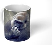 Mok - Schattige Gorilla krabt in zijn neus - 350 ML - Beker