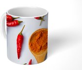 Mok - Verschillende cayennepepers of Capsicum frutescens met pollepel - 350 ML - Beker