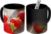 Magische Mok - Foto op Warmte Mok - Aardbei - Fruit - Tafel - 350 ML