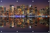 De neon skyline van New York gereflecteerd in water - Foto op Tuinposter - 225 x 150 cm