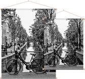 Oude Opoefiets op een brug van een Amsterdams kanaal - Foto op Textielposter - 45 x 60 cm