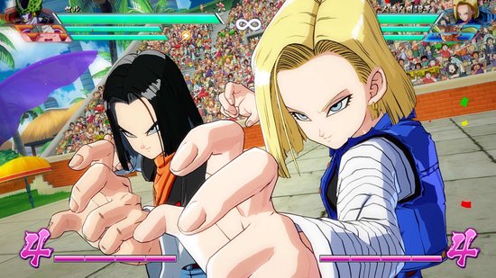 Android 17 en 18 kijken dreigend naar de camera, met een menigte op de achtergrond.