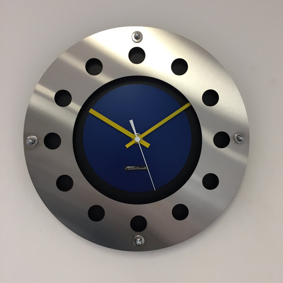 WANDKLOK MECANICA FULL BLACK WITH BLUE COLOR SMALL INNER CIRCLE YELLOW WHITE POINTER MODERN DUTCH DESIGN HANDGEMAAKT 40 cm