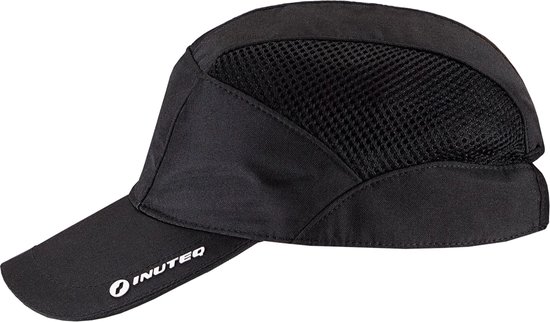 Zwarte INUTEQ pet met mesh-panelen aan de zijkanten en een logo op de klep.