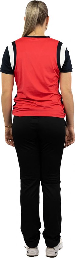 Vrouw in zwarte trainingsbroek en rode sporttop met marineblauwe mouwen, rugaanzicht.